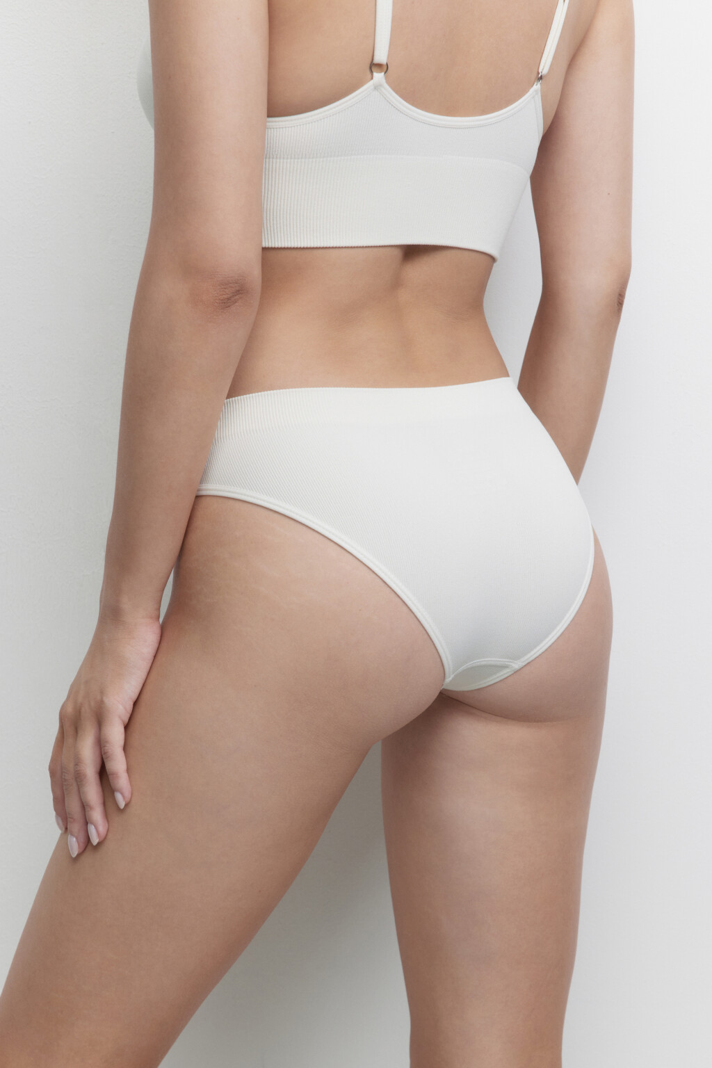 Трусики-слипы бесшовные в рубчик со средней посадкой - цвет белый - 2