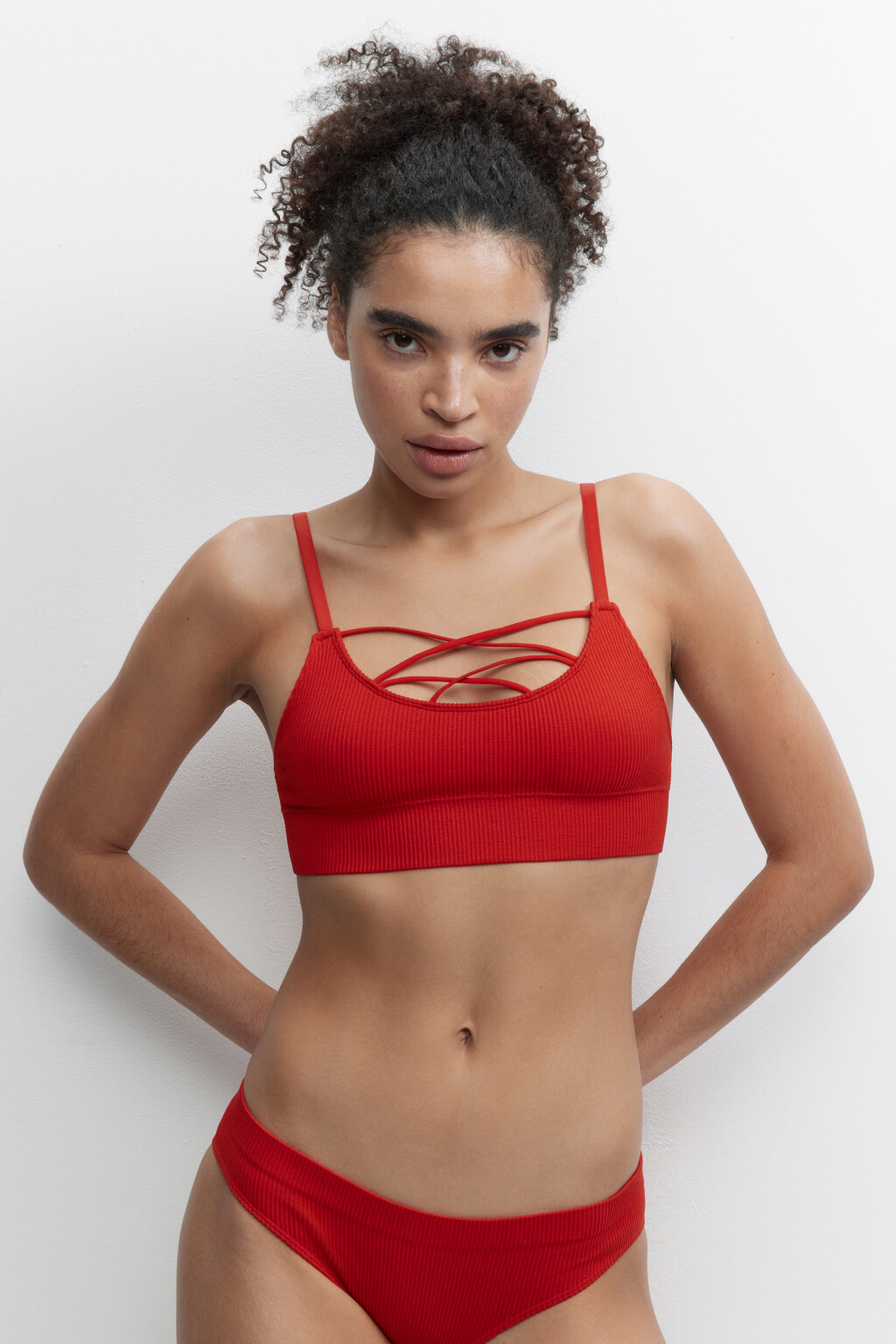 Бюстгальтер-топ в рубчик со стрепами на груди - цвет красный - 1