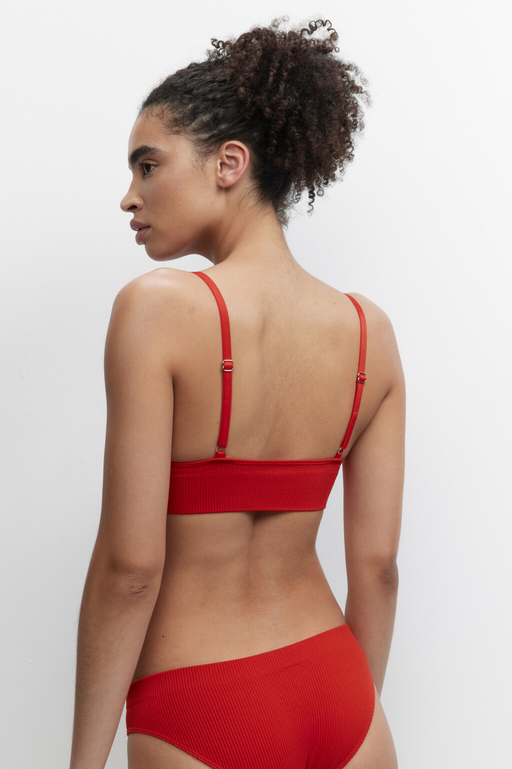 Бюстгальтер-топ в рубчик со стрепами на груди - цвет красный - 2