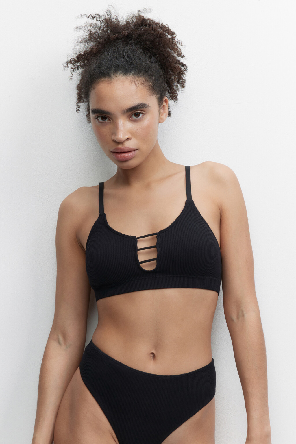 Бюстгальтер-топ в рубчик с вырезом и стрепами - цвет черный - 1