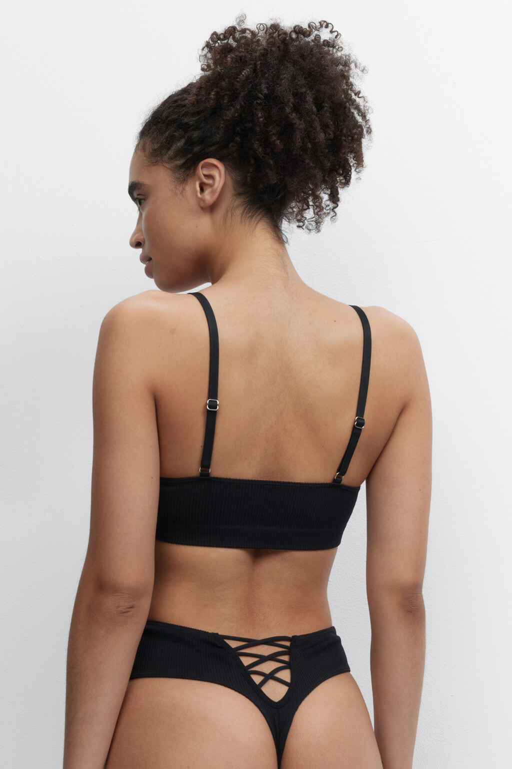 Бюстгальтер-топ в рубчик с вырезом и стрепами - цвет черный - 2