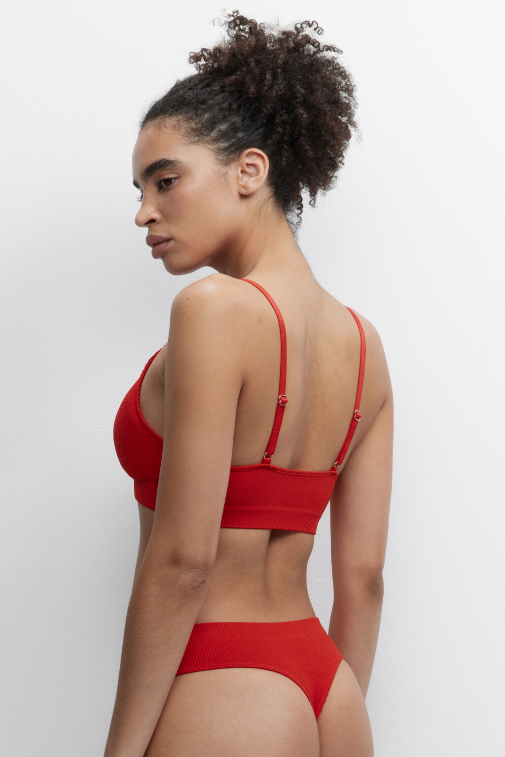 Бюстгальтер-топ в рубчик с вырезом и стрепами - цвет красный - 2