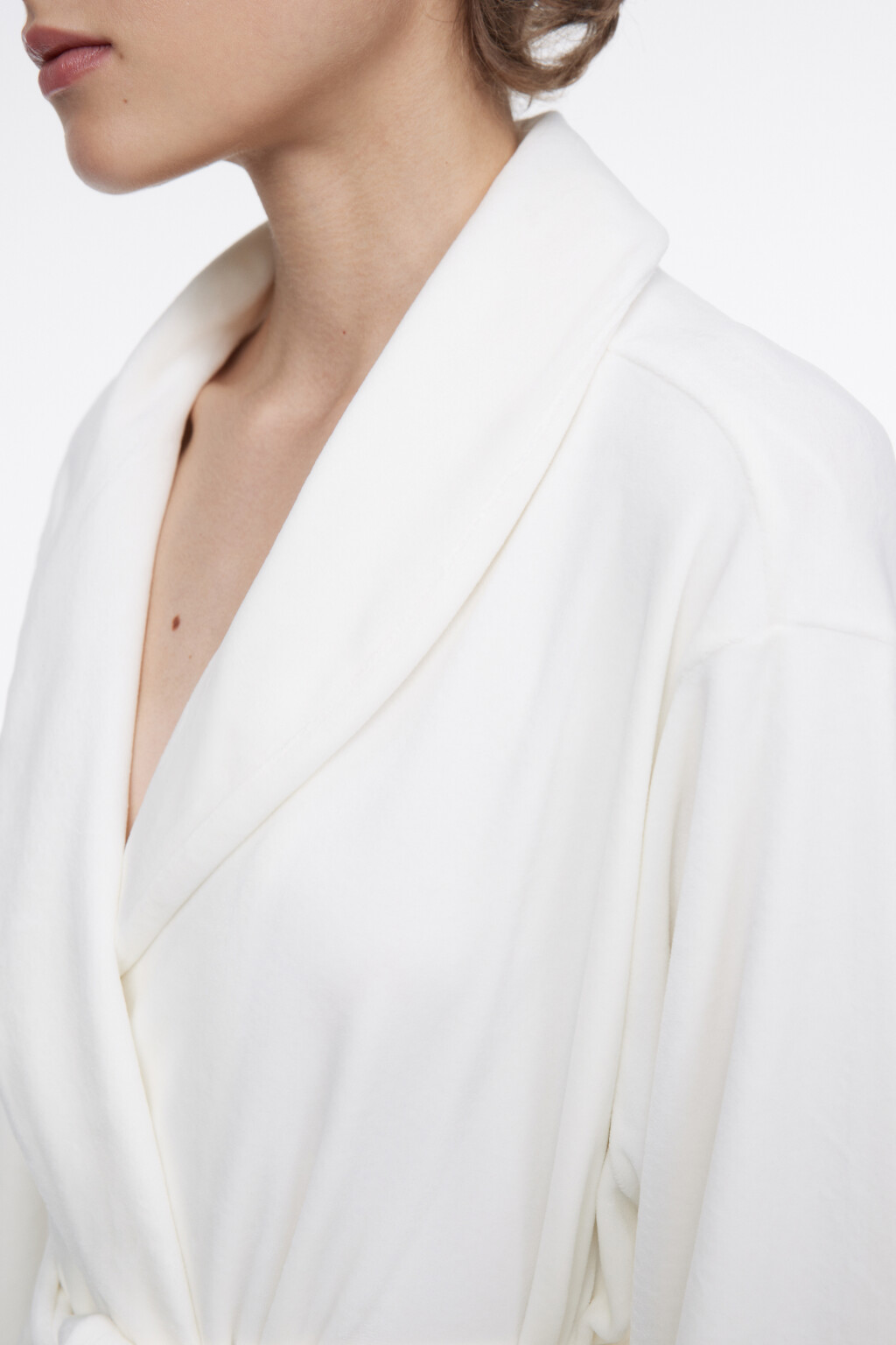 Халат с поясом домашний из бархатной ткани - цвет белый - 6