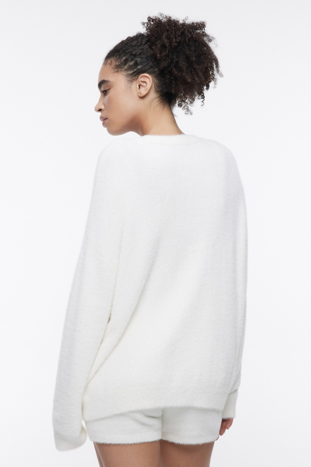 Кардиган oversize домашний из пушистой пряжи - цвет белый - 4