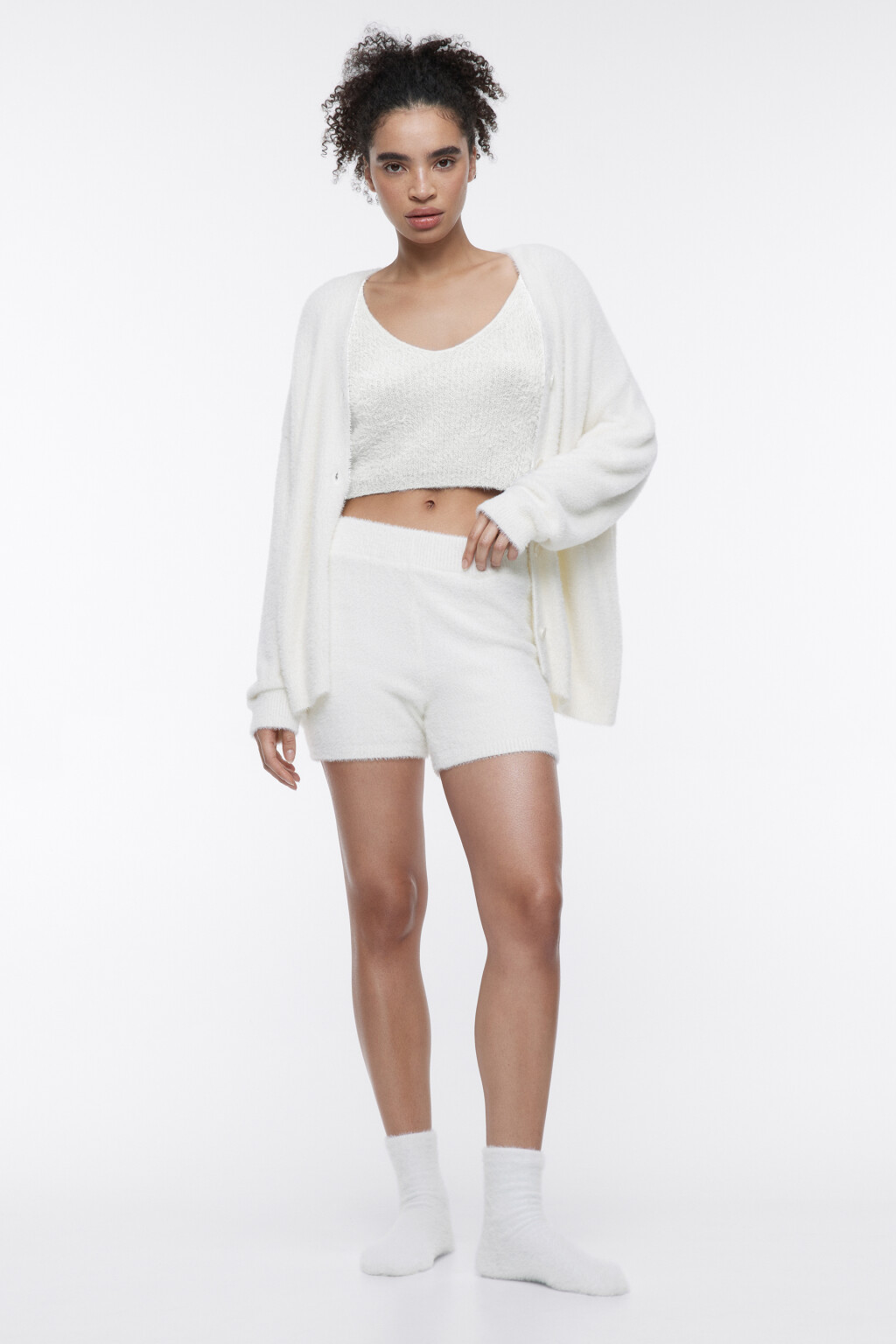 Шорты домашние вязаные из пушистой пряжи - цвет белый - 4