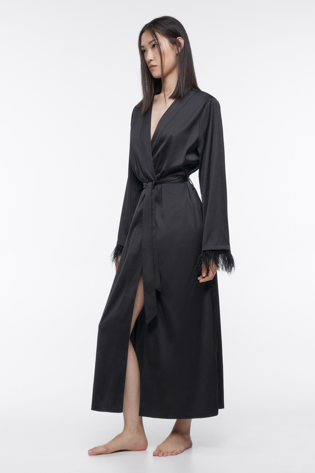 Халат из сатиновой ткани с перьями на рукавах - цвет черный - 3