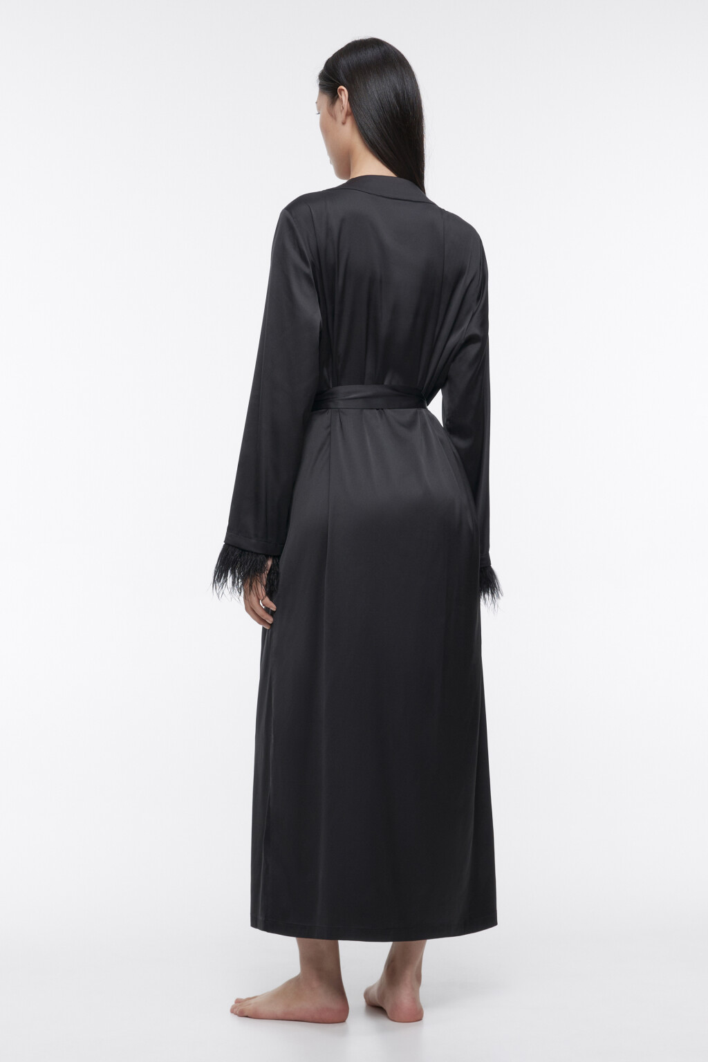 Халат из сатиновой ткани с перьями на рукавах - цвет черный - 4