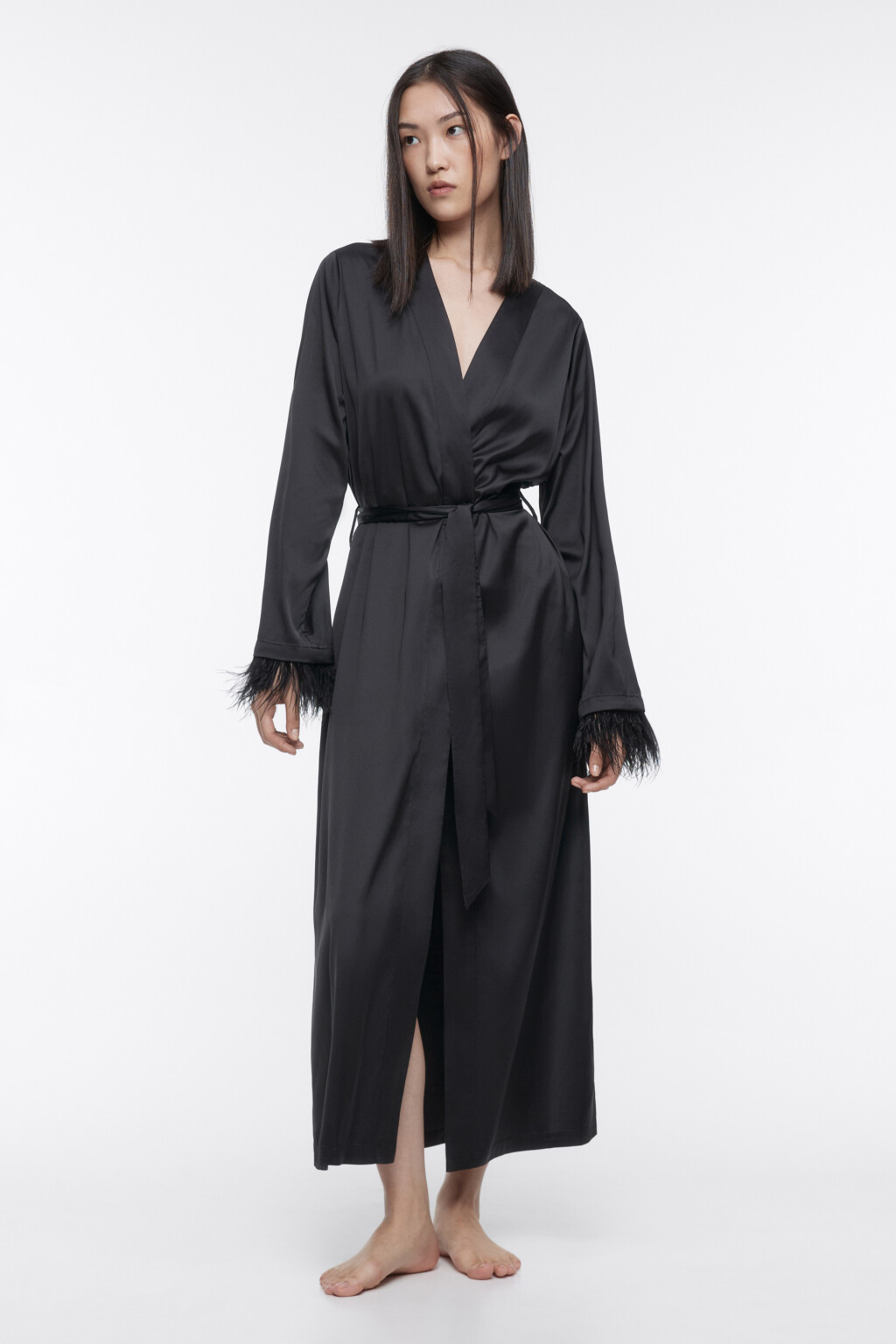 Халат из сатиновой ткани с перьями на рукавах - цвет черный - 5