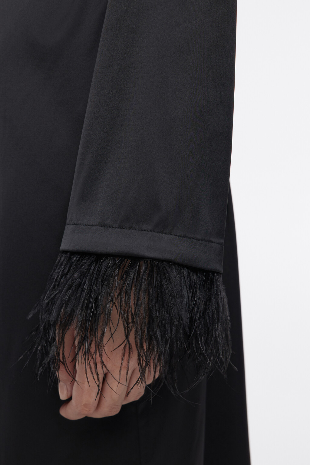 Халат из сатиновой ткани с перьями на рукавах - цвет черный - 7