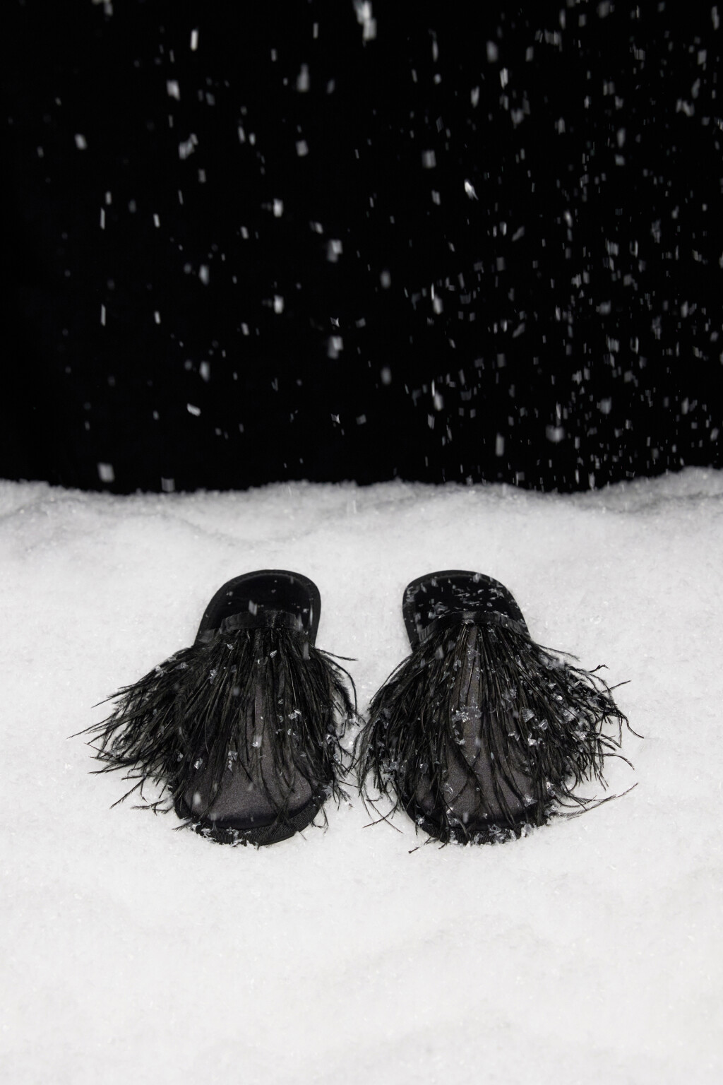 Тапки домашние атласные с отделкой из перьев - цвет черный - 6