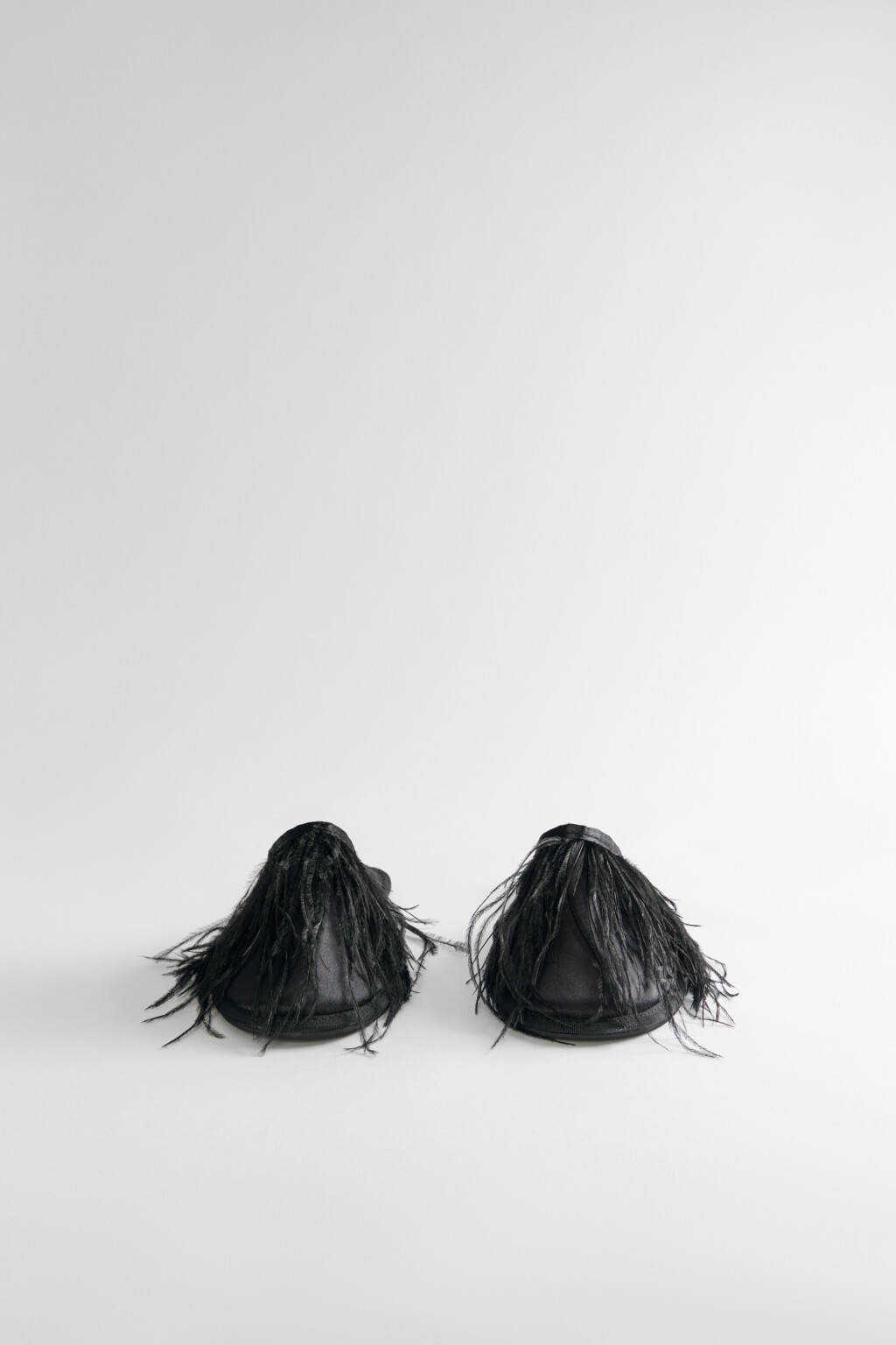 Тапки домашние атласные с отделкой из перьев - цвет черный - 3