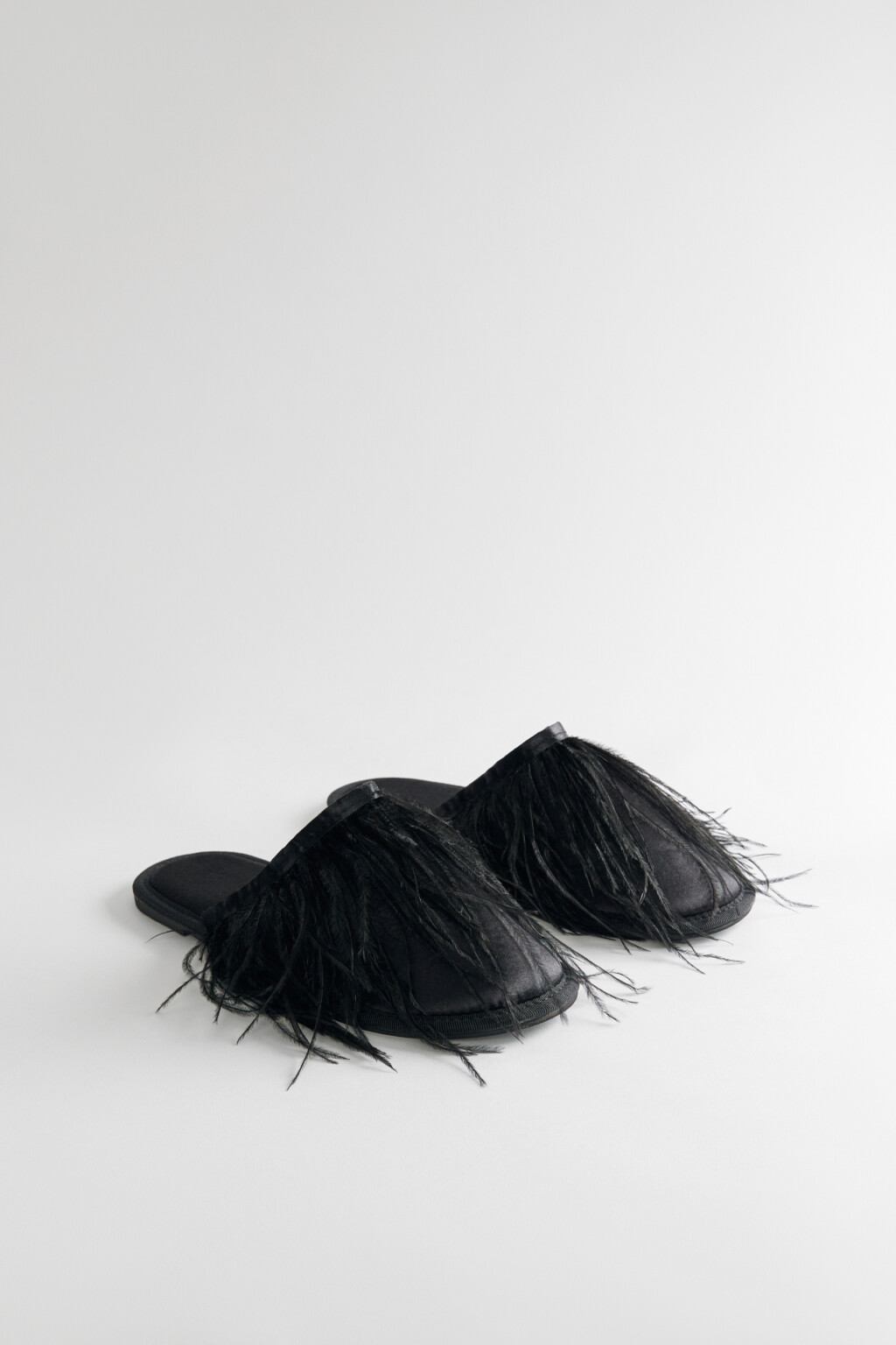 Тапки домашние атласные с отделкой из перьев - цвет черный - 4