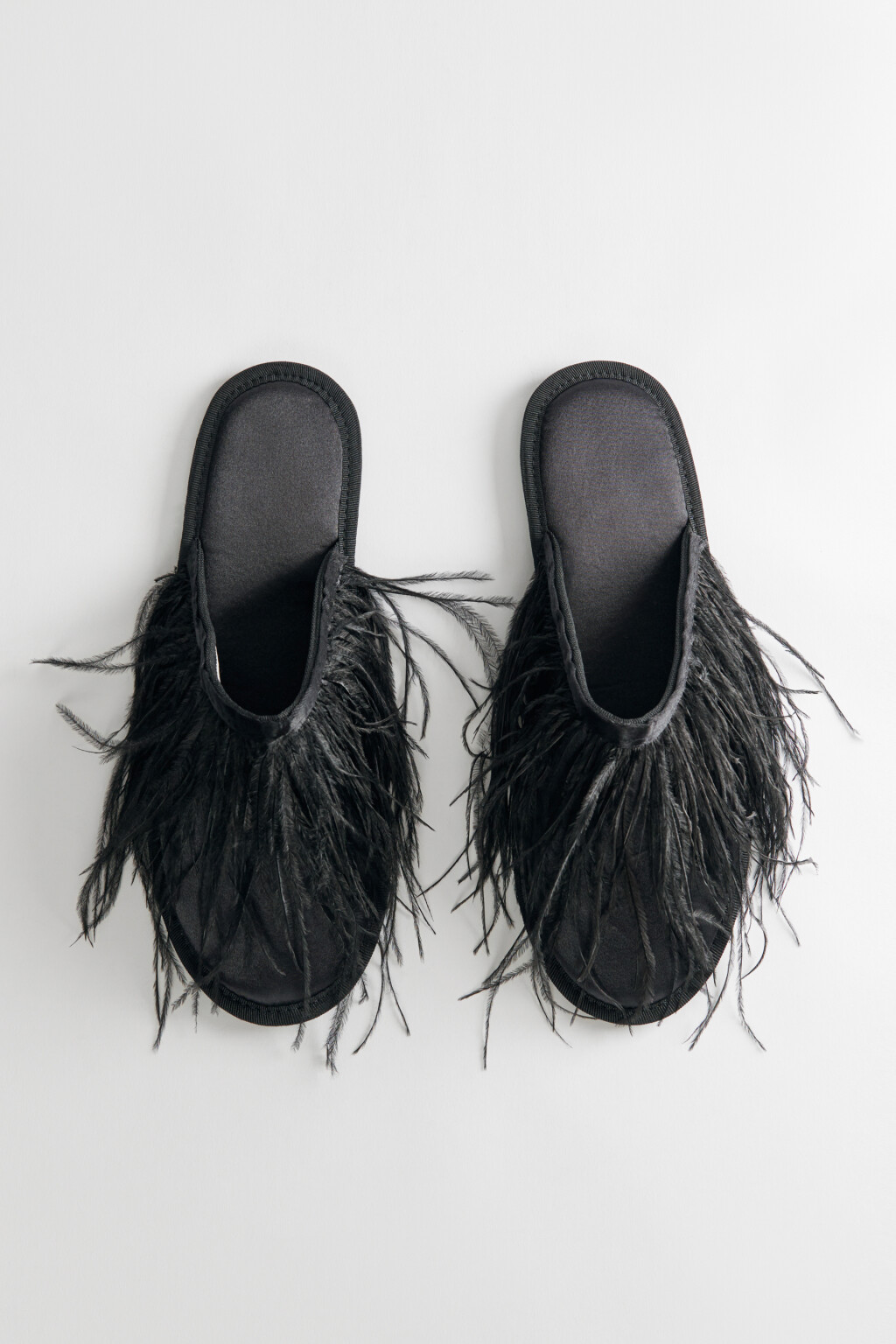 Тапки домашние атласные с отделкой из перьев - цвет черный - 1