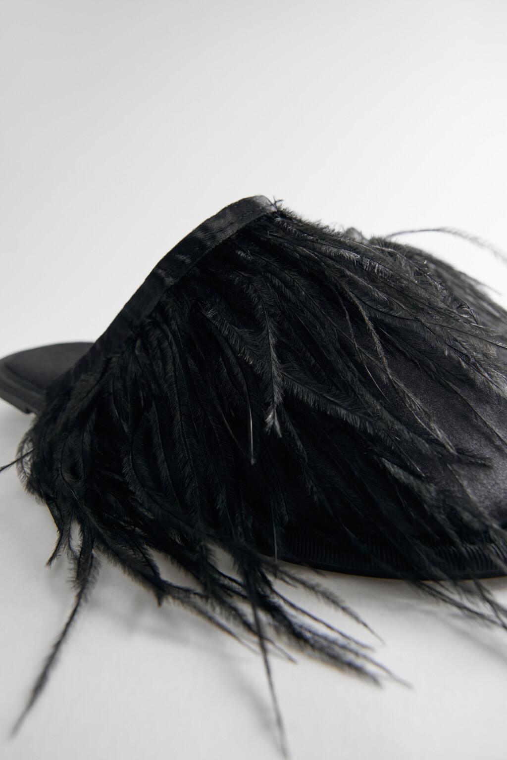 Тапки домашние атласные с отделкой из перьев - цвет черный - 5