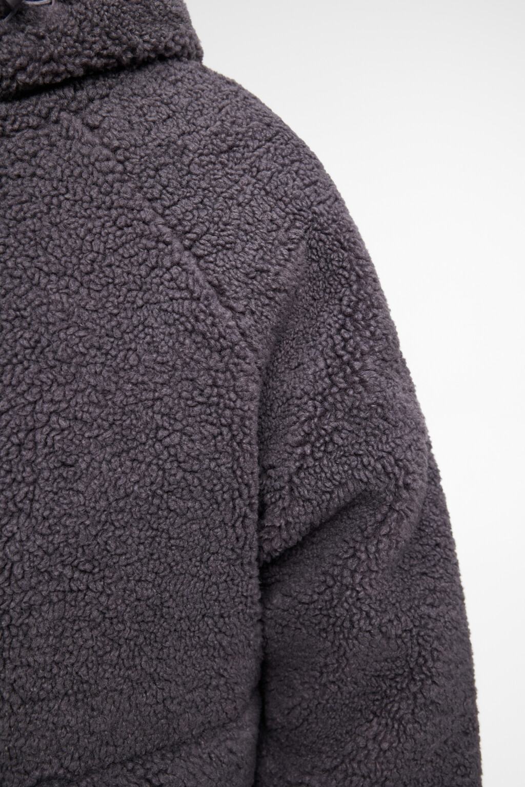 Куртка из искусственного меха короткая утепленная с капюшоном - цвет серый - 7