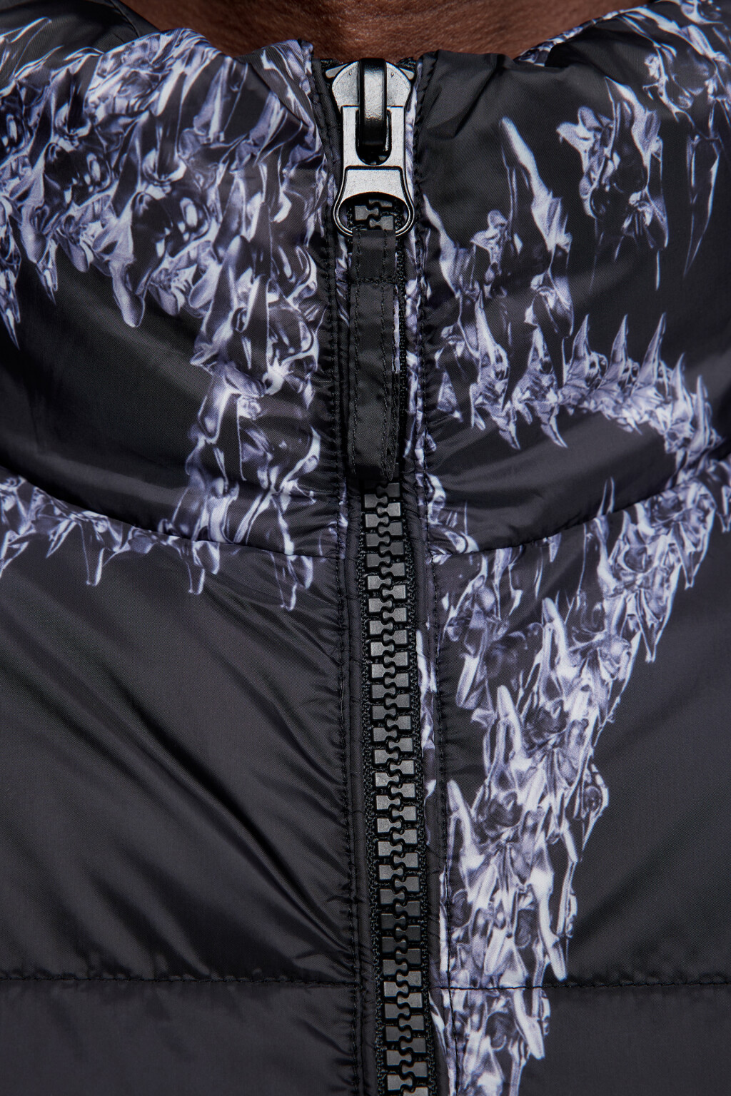 Куртка стеганая с принтом-абстракцией - цвет черный - 7