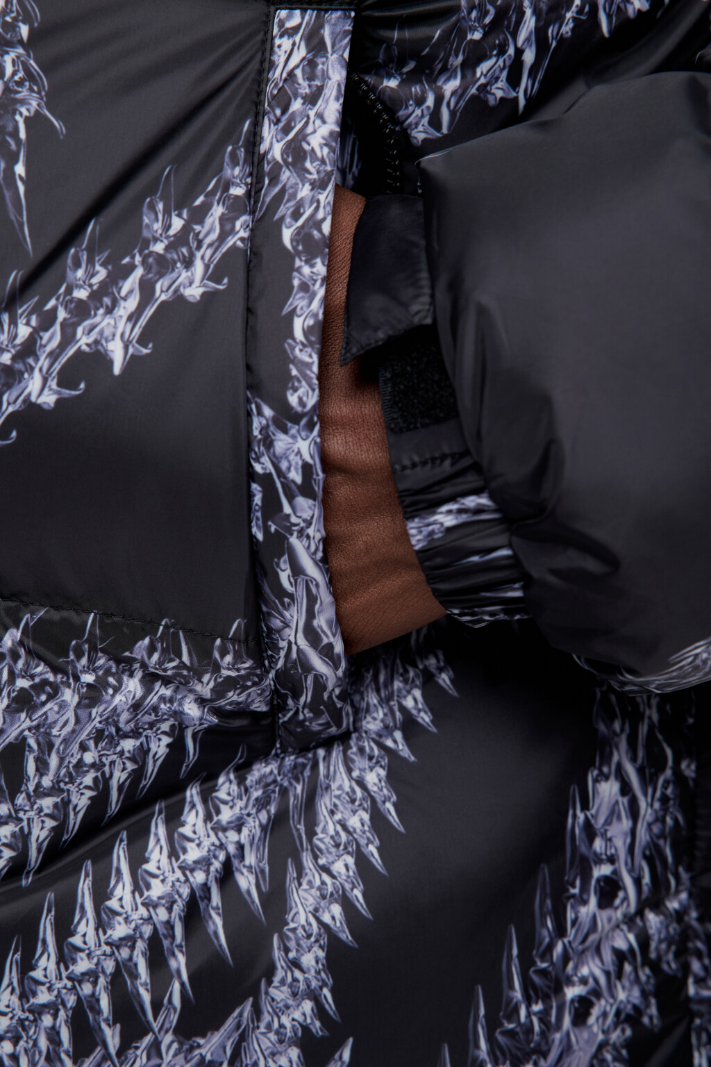 Куртка стеганая с принтом-абстракцией - цвет черный - 8