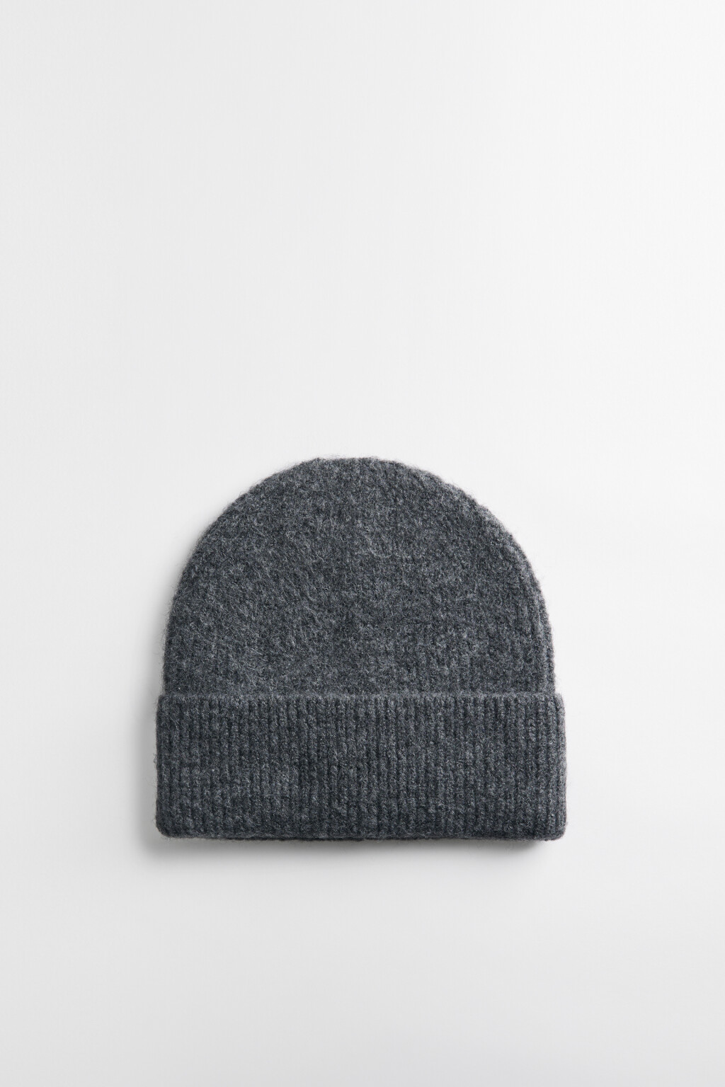 Шапка-бини вязаная короткая в рубчик - цвет черный - 2