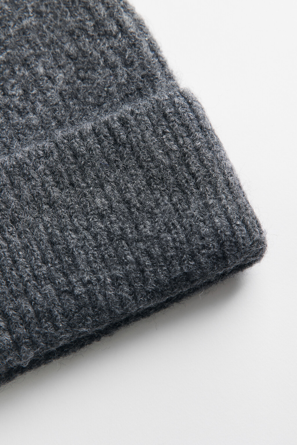 Шапка-бини вязаная короткая в рубчик - цвет черный - 3