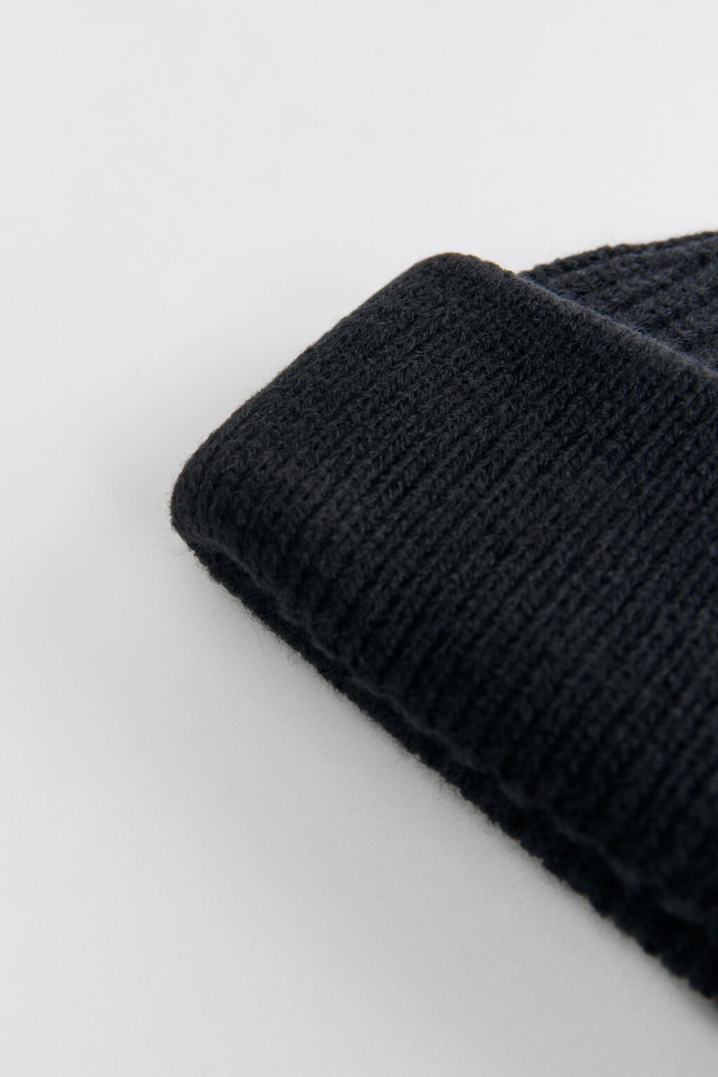 Шапка-бини вязаная короткая до ушей - цвет черный - 2