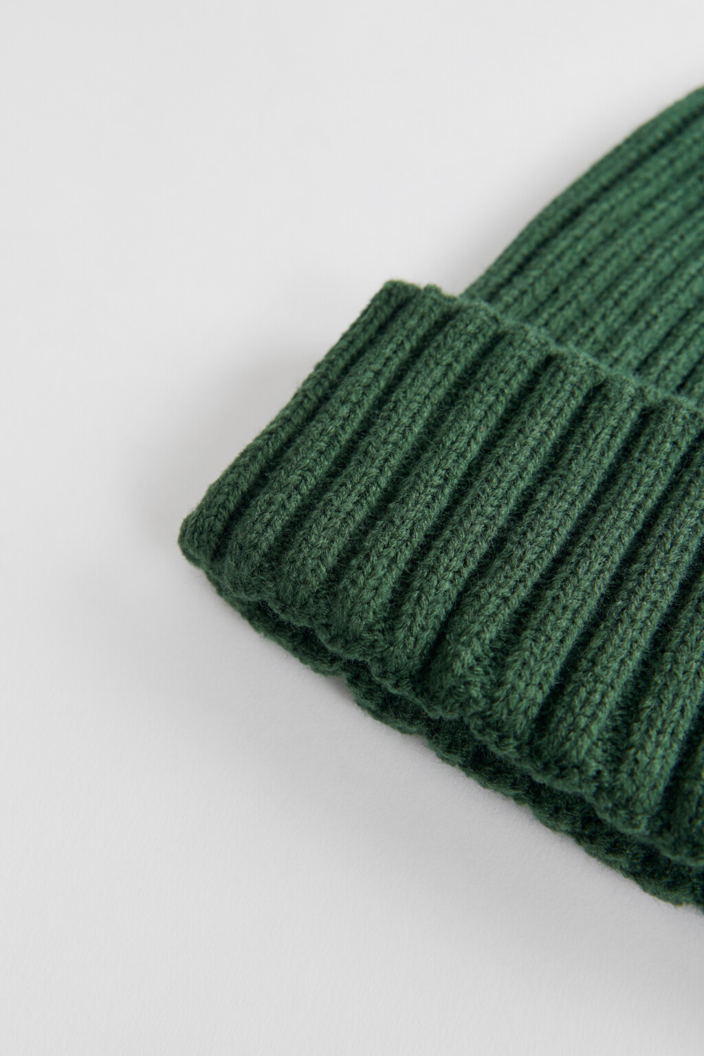 Шапка-бини вязаная однотонная в рубчик - цвет зеленый - 2