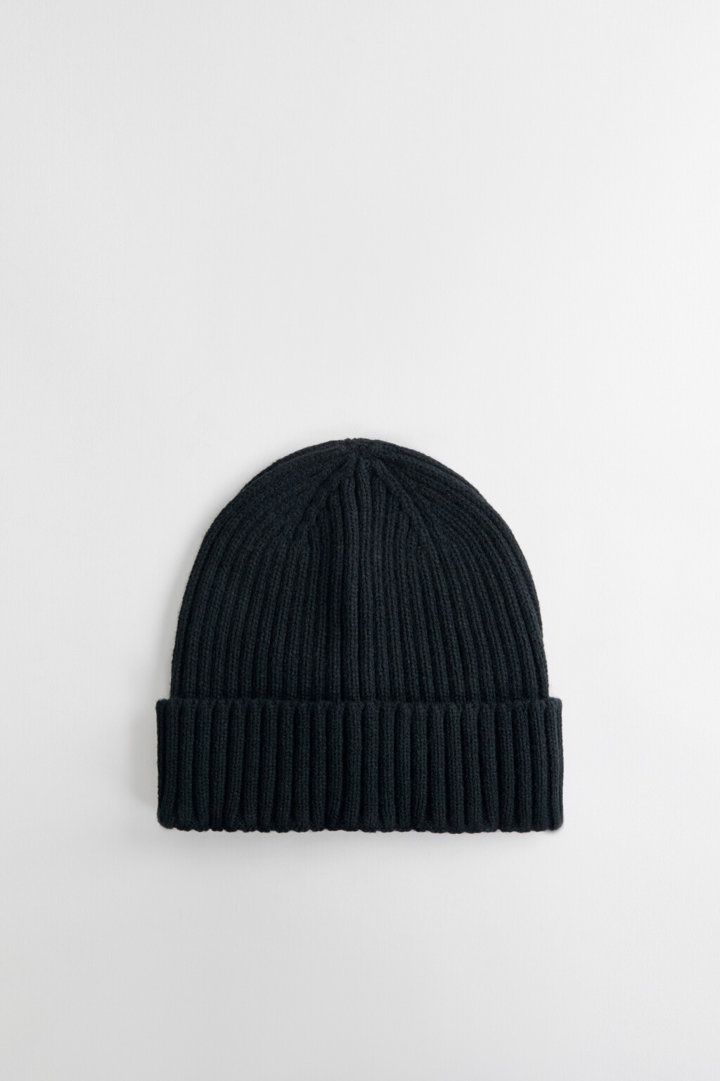 Шапка-бини вязаная однотонная в рубчик - цвет черный - 1