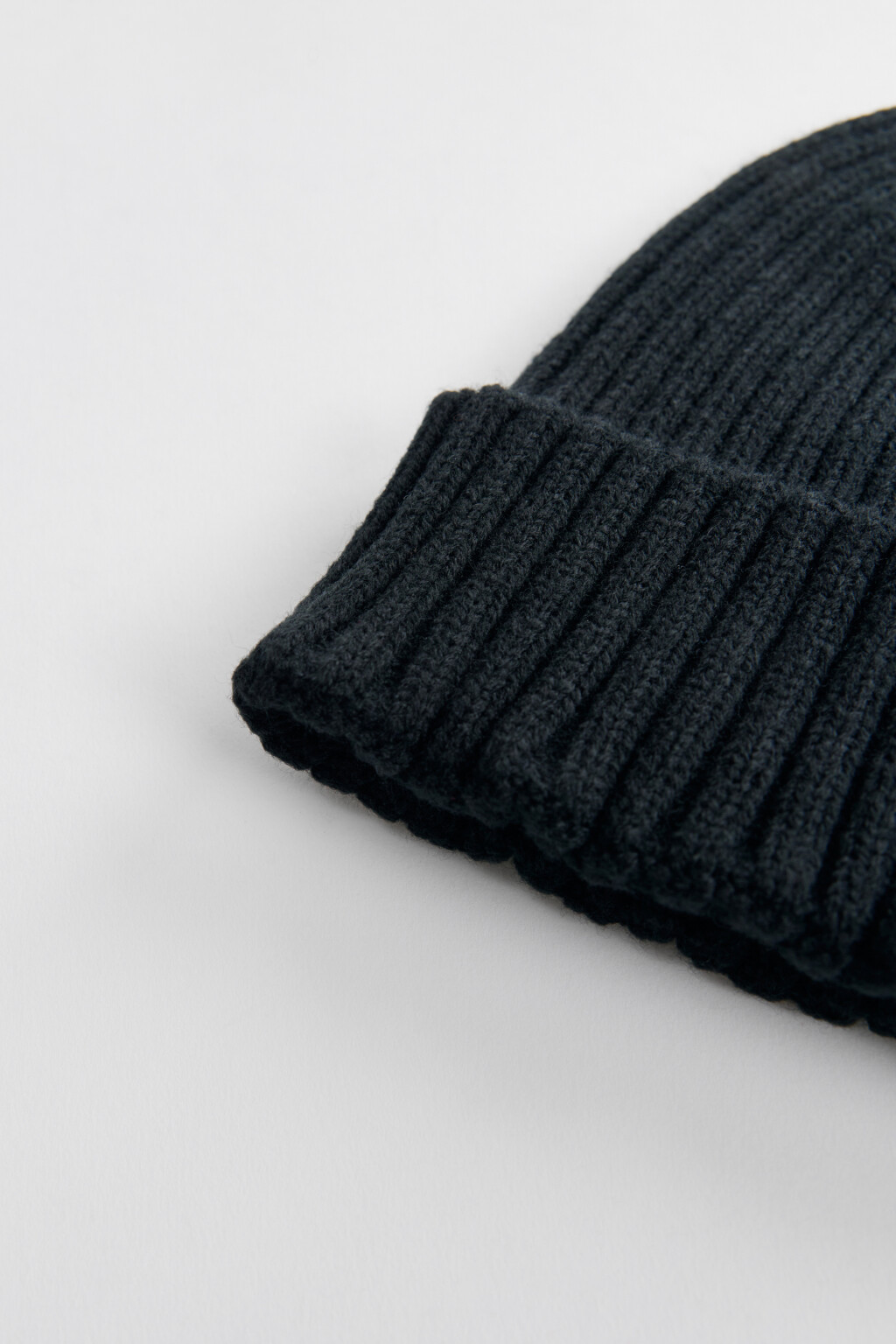 Шапка-бини вязаная однотонная в рубчик - цвет черный - 2