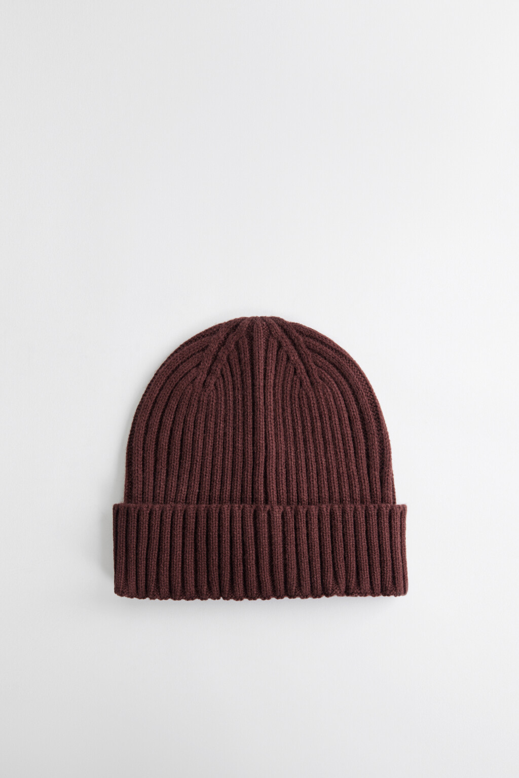 Шапка-бини вязаная однотонная в рубчик - цвет красный - 1