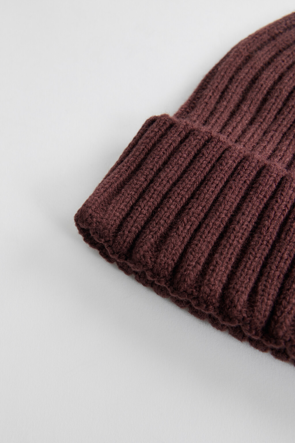 Шапка-бини вязаная однотонная в рубчик - цвет красный - 2