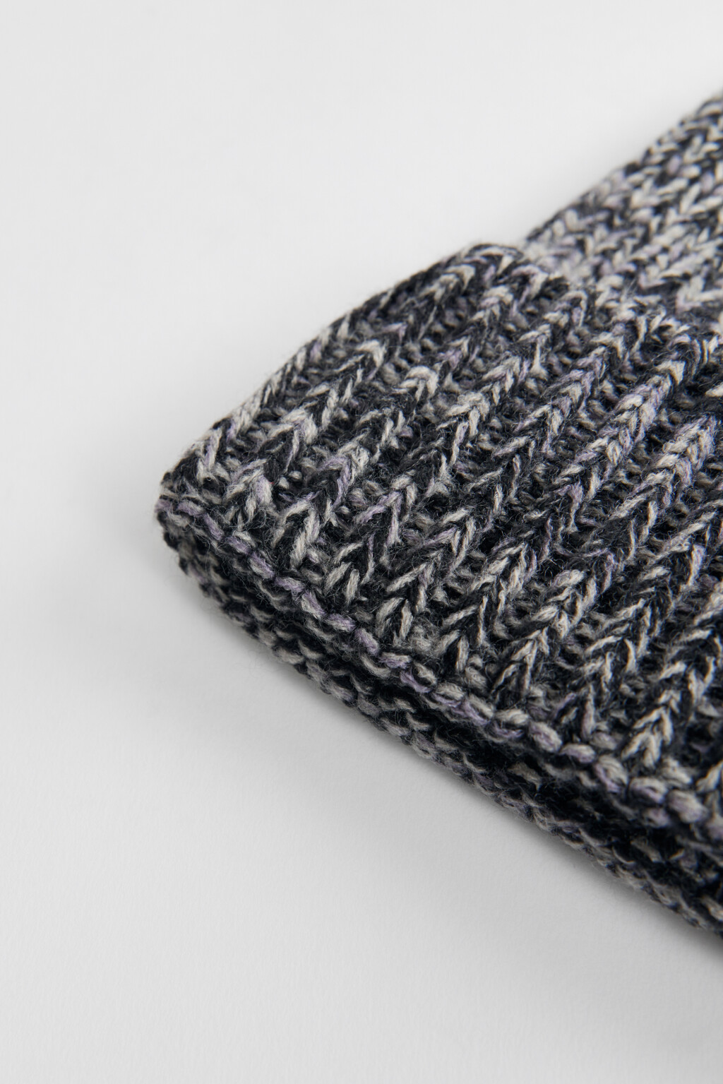 Шапка-бини вязаная с отворотом - цвет черный - 2