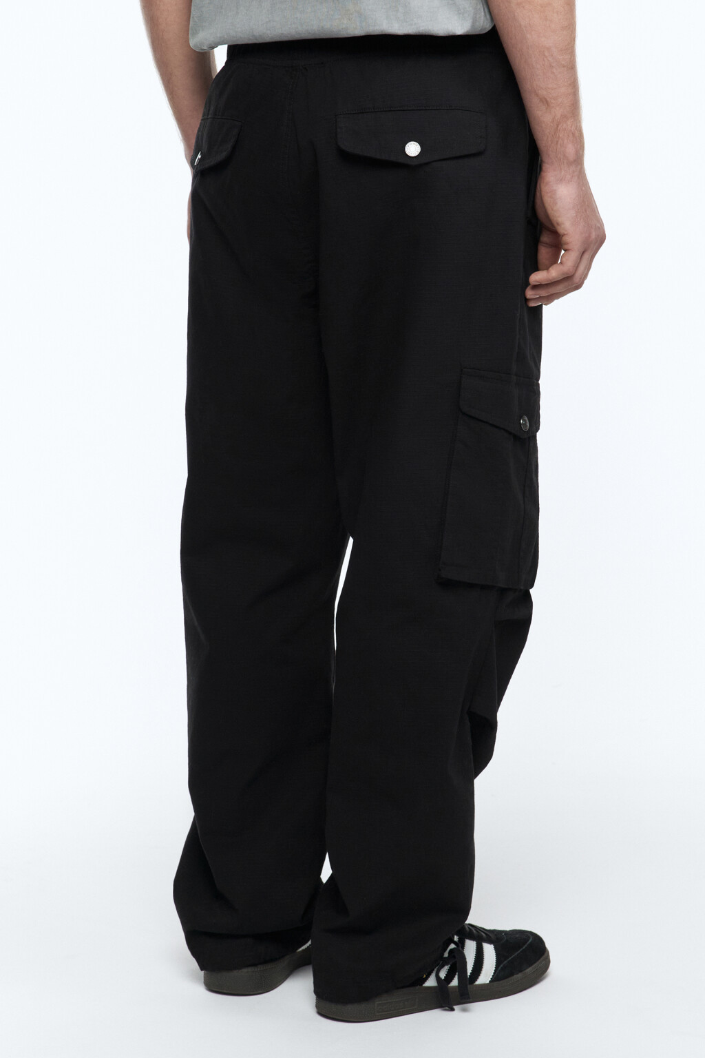 Брюки прямые хлопковые с карманами карго - цвет черный - 4