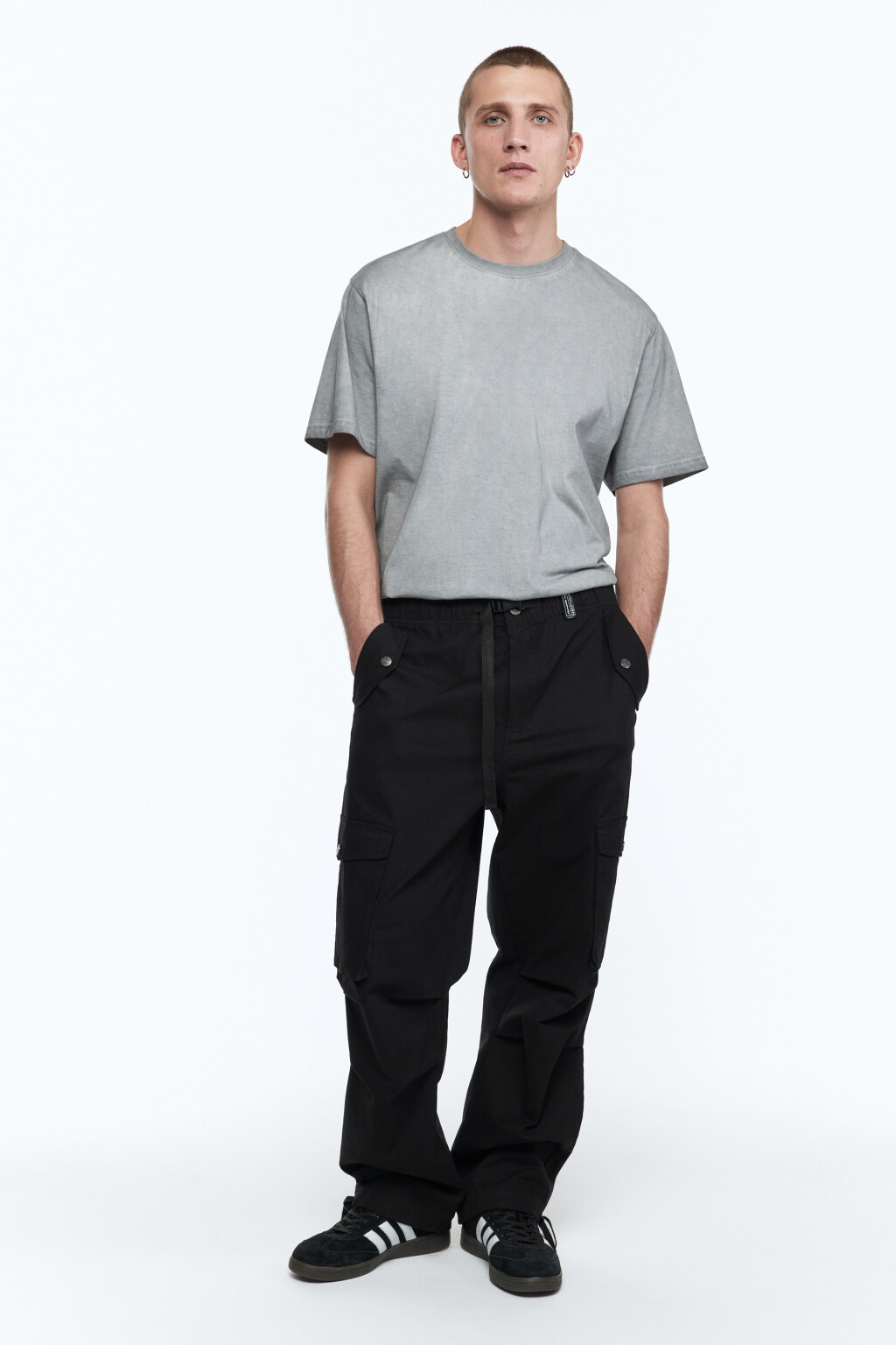 Брюки прямые хлопковые с карманами карго - цвет черный - 5
