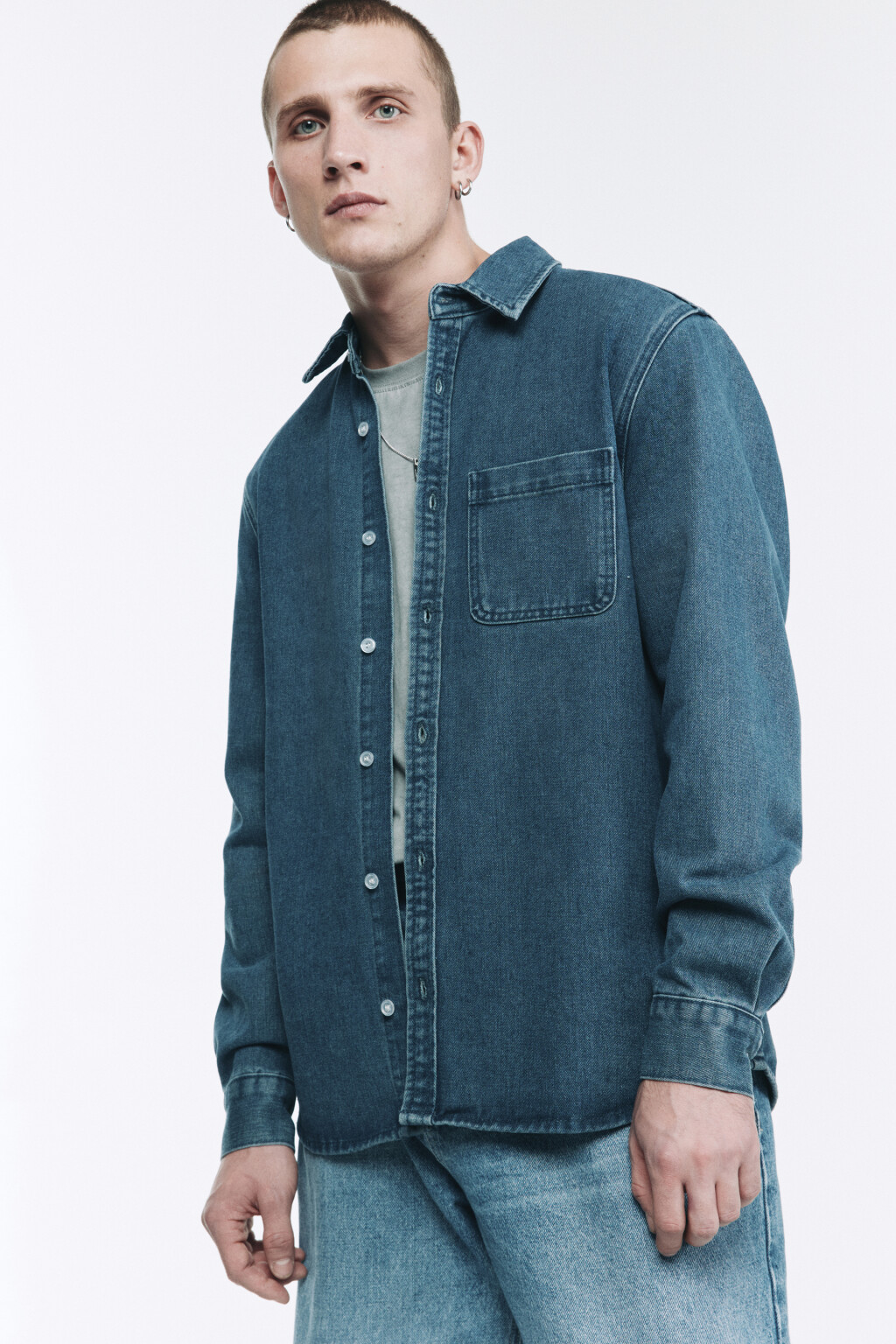 Рубашка джинсовая свободная с нагрудным карманом - цвет голубой - 3