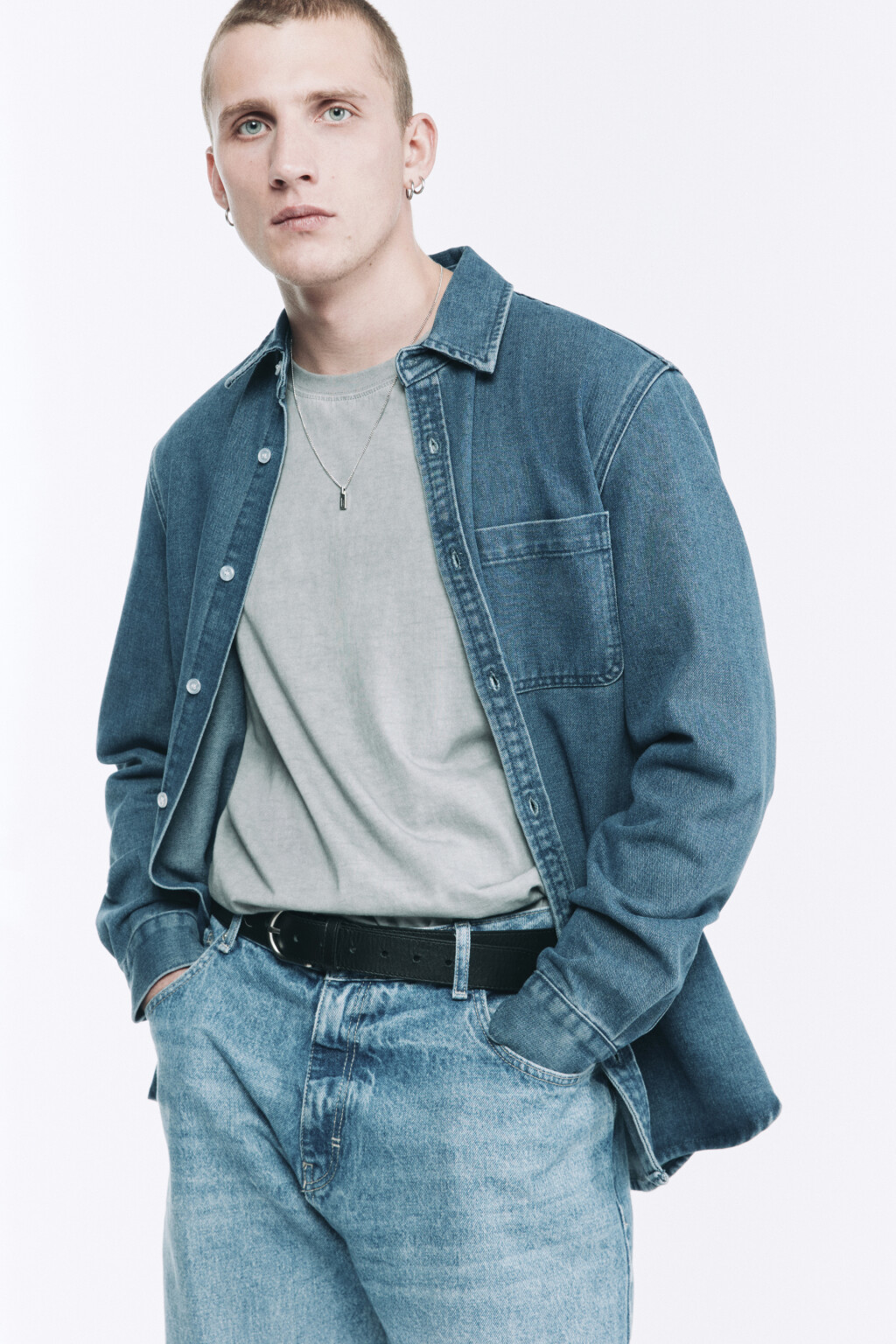 Рубашка джинсовая свободная с нагрудным карманом - цвет голубой - 2