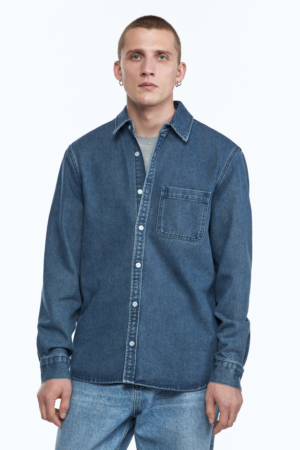 Рубашка джинсовая свободная с нагрудным карманом - цвет голубой - 4