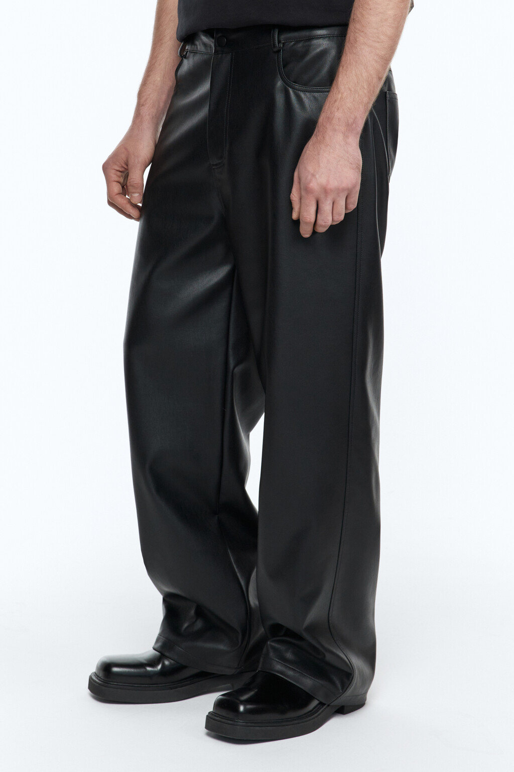 Брюки широкие из искусственной кожи с начесом - цвет черный - 3