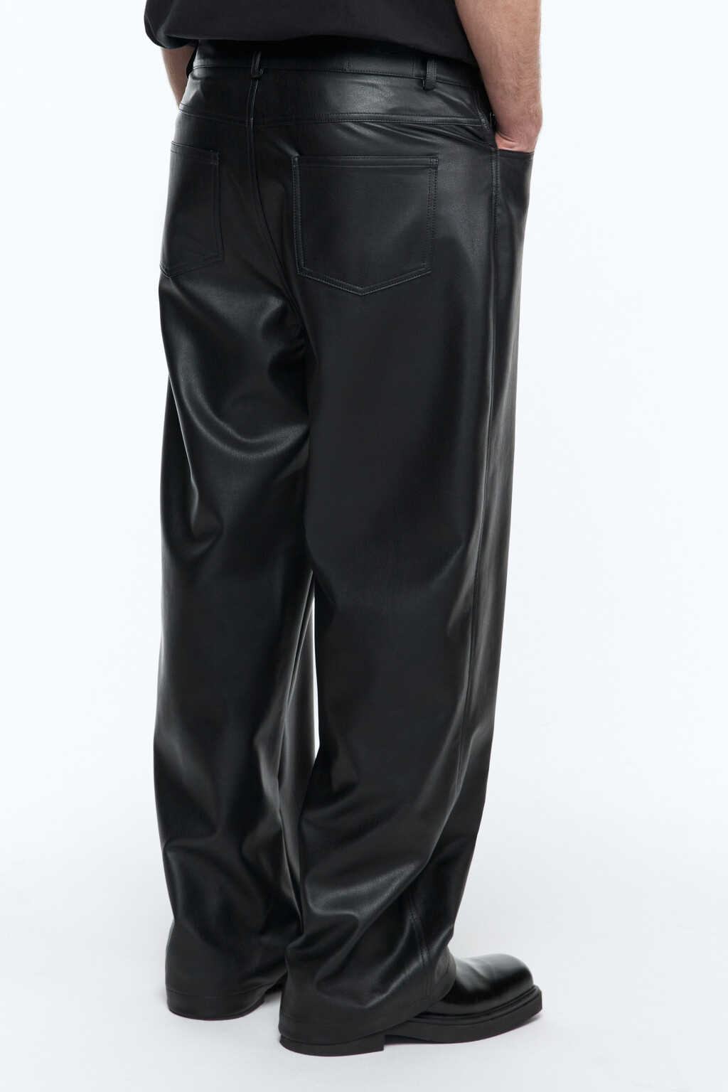 Брюки широкие из искусственной кожи с начесом - цвет черный - 4