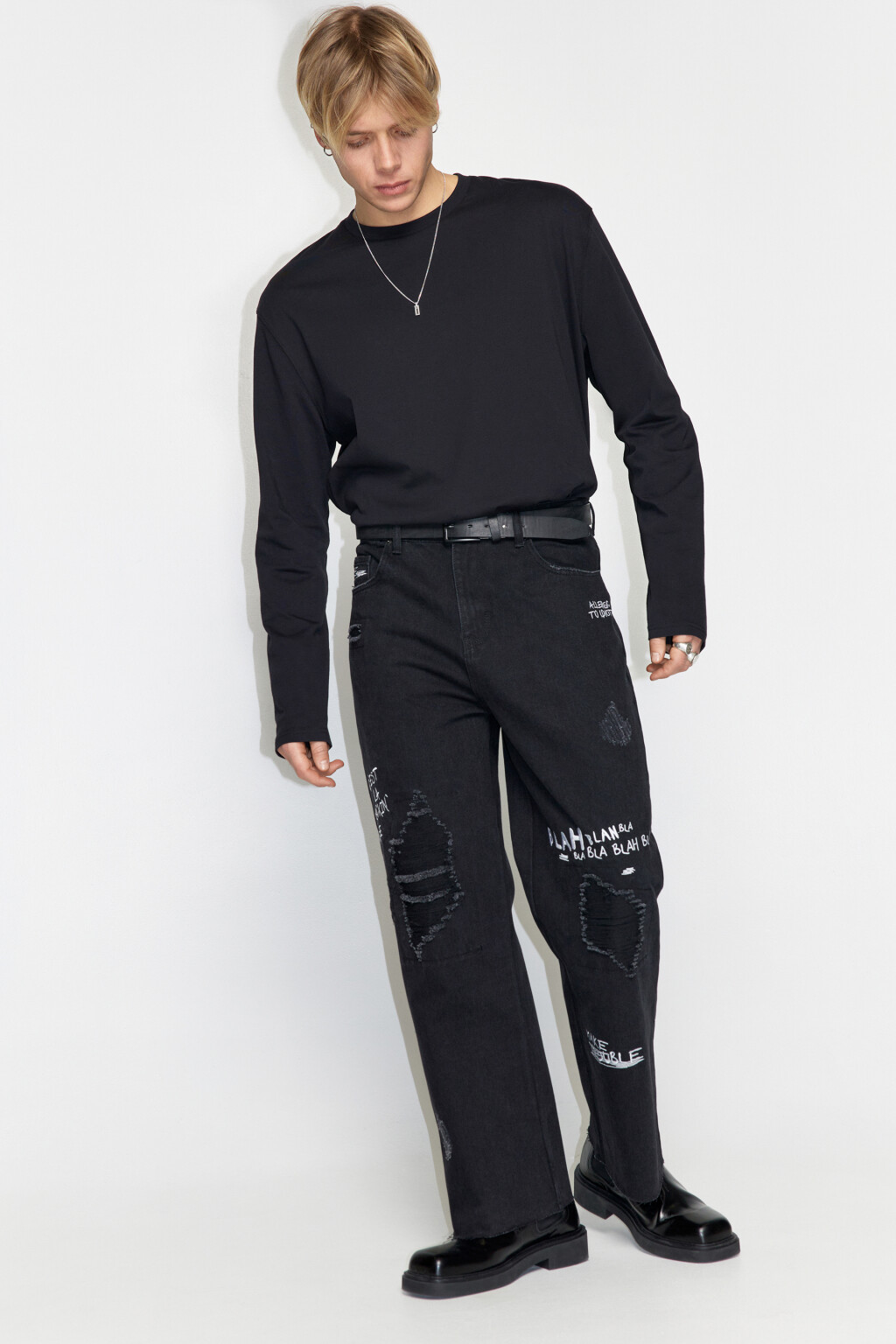 Джинсы широкие рваные с принтом-надписью - цвет черный - 5