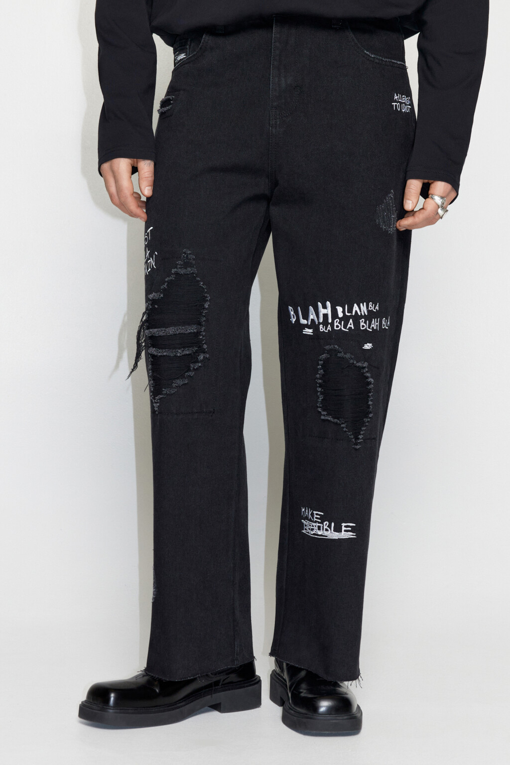 Джинсы широкие рваные с принтом-надписью - цвет черный - 3