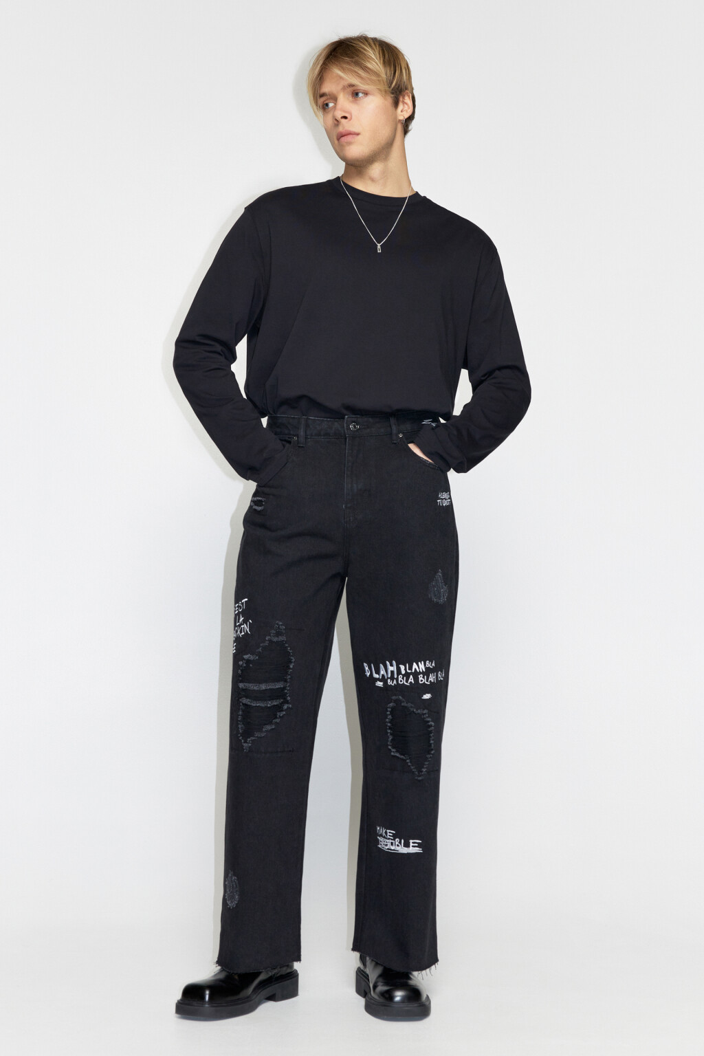 Джинсы широкие рваные с принтом-надписью - цвет черный - 2