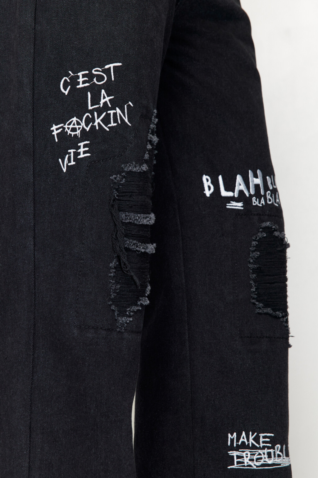 Джинсы широкие рваные с принтом-надписью - цвет черный - 6