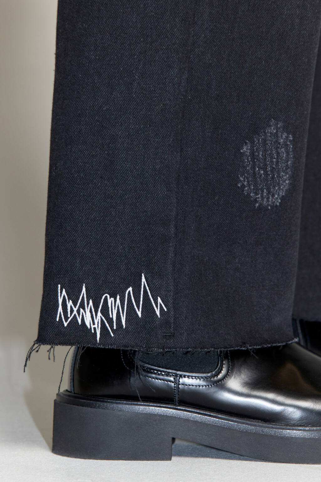 Джинсы широкие рваные с принтом-надписью - цвет черный - 7