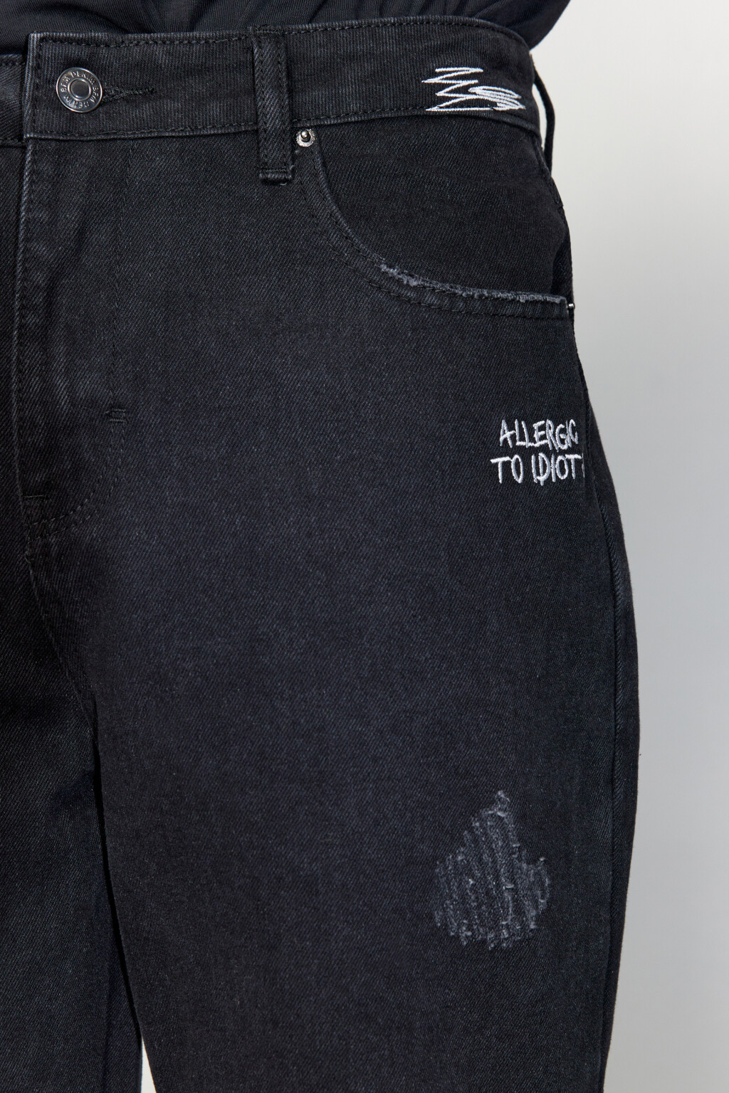 Джинсы широкие рваные с принтом-надписью - цвет черный - 8