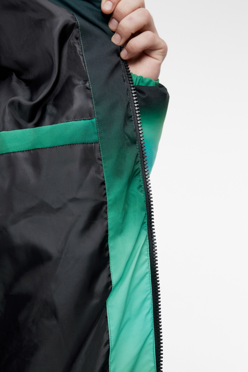 Куртка-пуховик дутая с принтом-абстракцией - цвет зеленый - 8