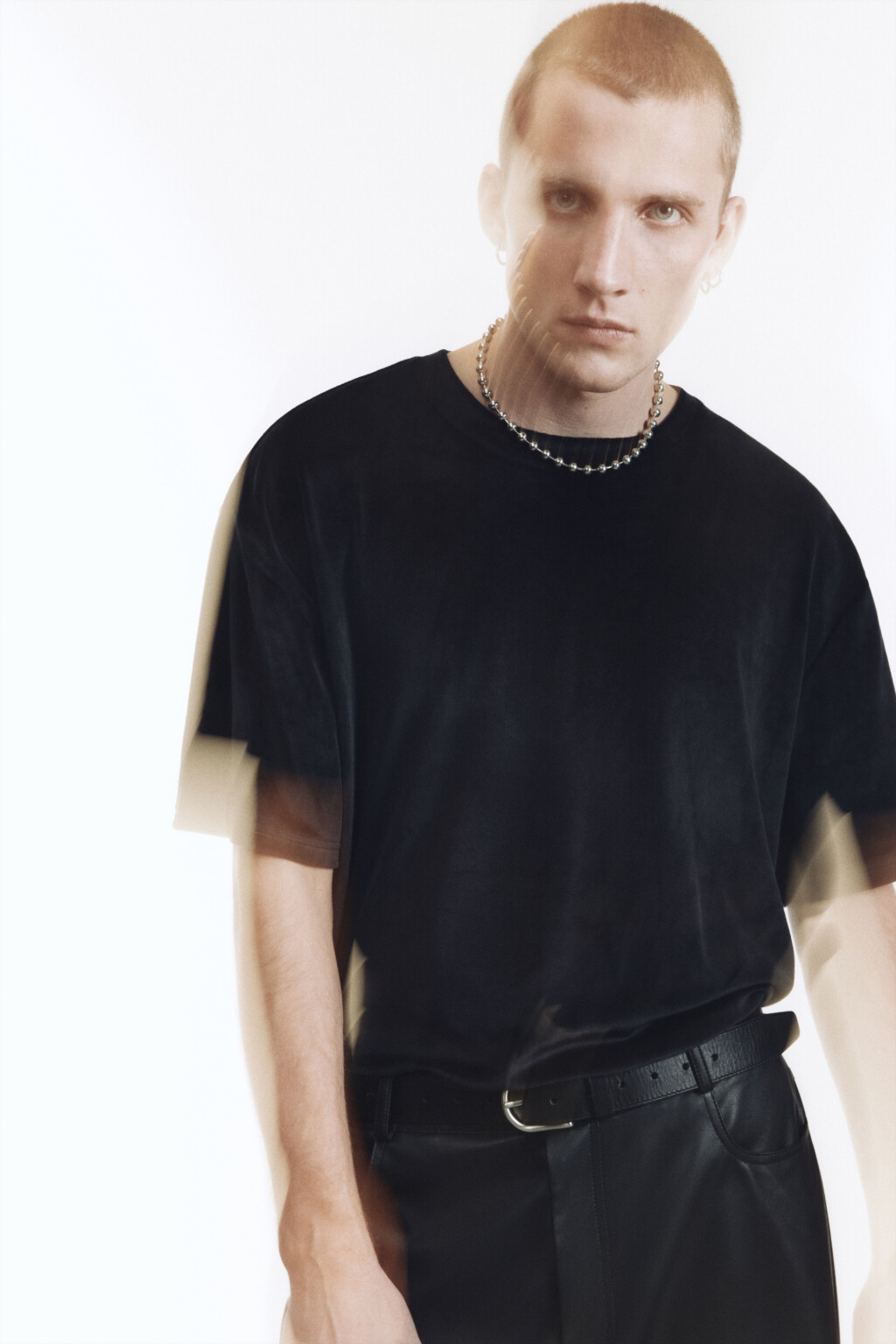 Футболка oversize из бархатной ткани - цвет черный - 1