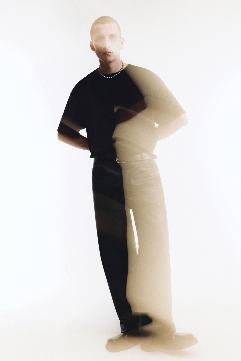 Футболка oversize из бархатной ткани - цвет черный - 2