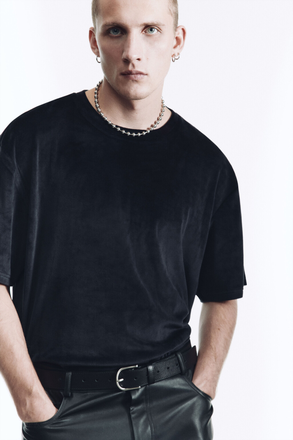 Футболка oversize из бархатной ткани - цвет черный - 3