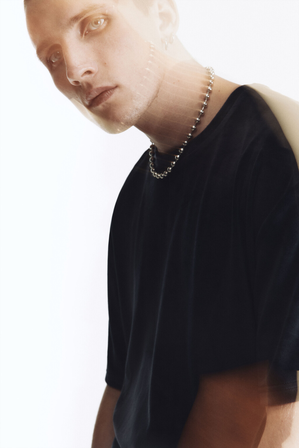 Футболка oversize из бархатной ткани - цвет черный - 4