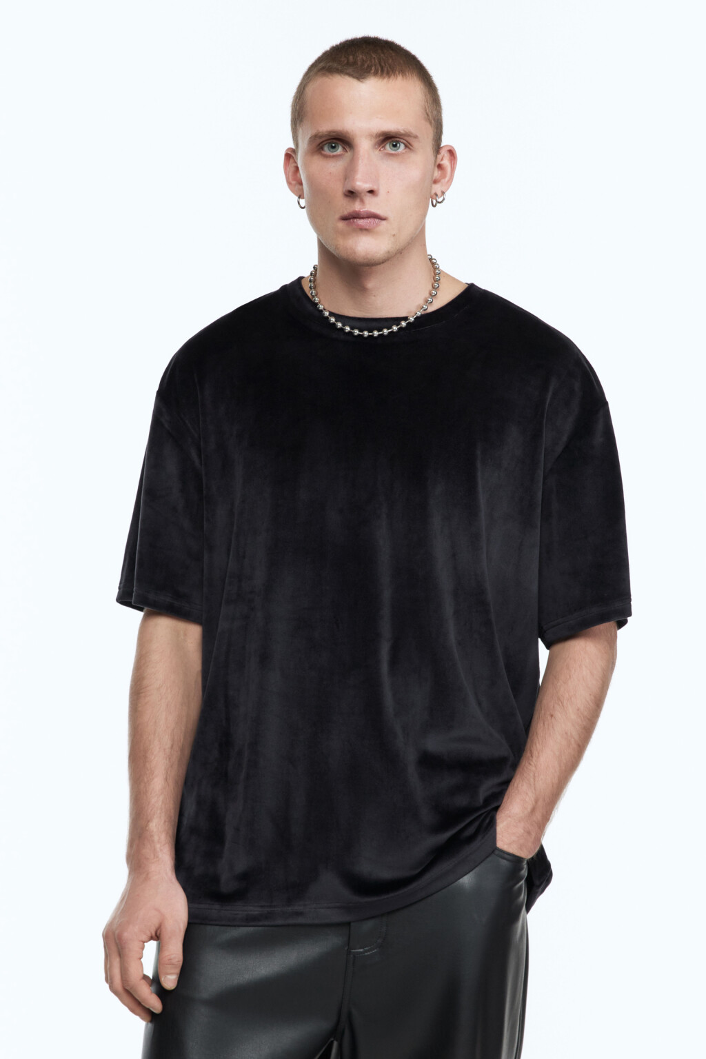 Футболка oversize из бархатной ткани - цвет черный - 5