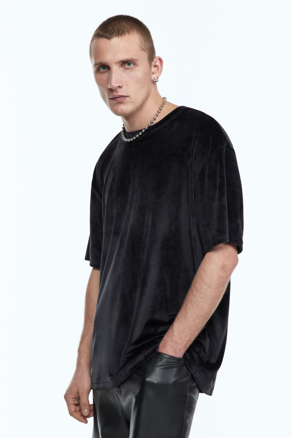 Футболка oversize из бархатной ткани - цвет черный - 6